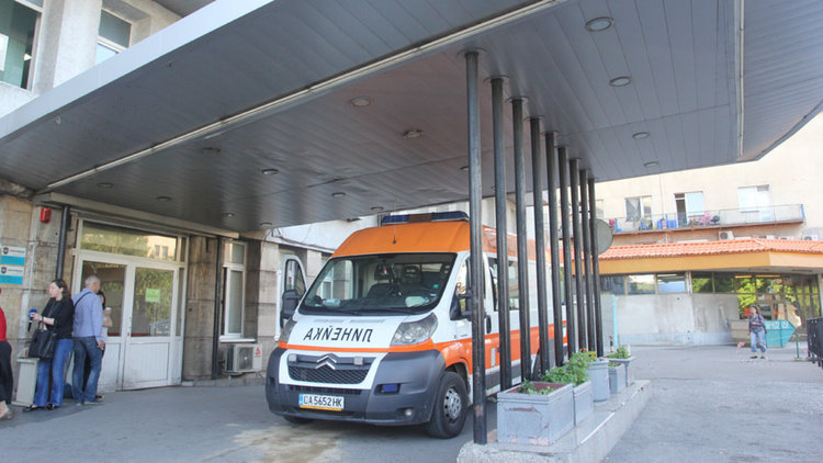 Родители на болни деца на протест в подкрепа на лекар