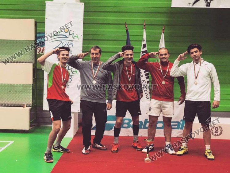 Треньорът Станимир Бойчинов с победния тим/вторият отляво на дясно/