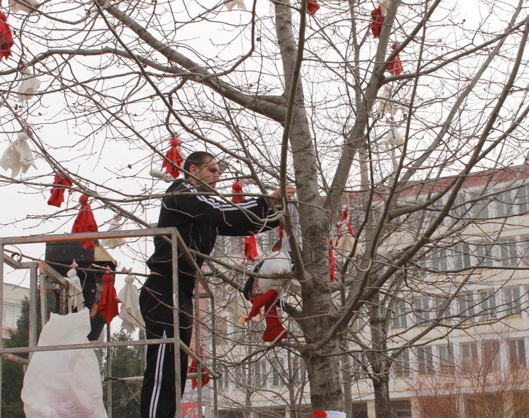 Мартеница украси Водната кула в Димитровград