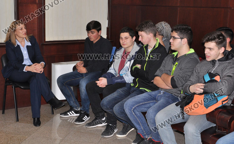 Съдия обяснява на ученици от ФСГ за властите в държавата