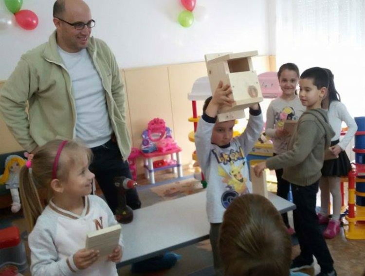 Къщички за птички радват малчугани в градините в Асеновград