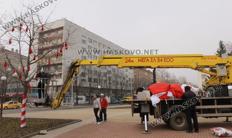 Мартеница украси Водната кула в Димитровград