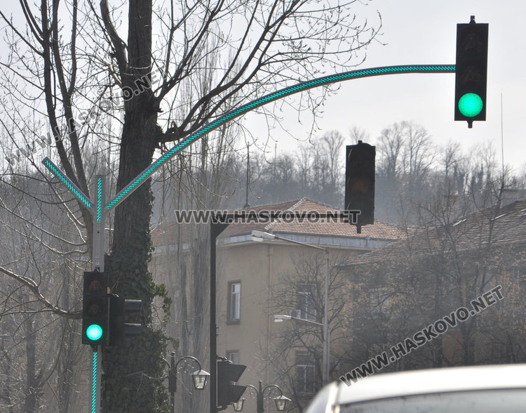 Пуснаха в работен режим новият LED светофар