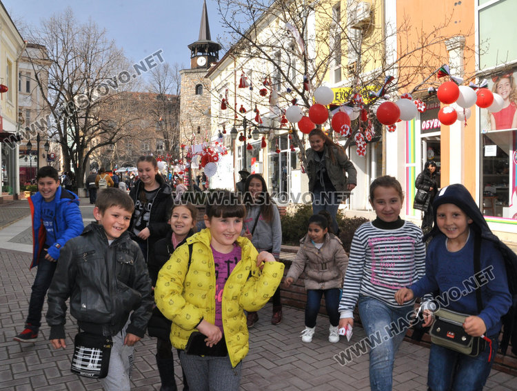 Дърветата в центъра на Хасково грейнаха в бяло и червено
