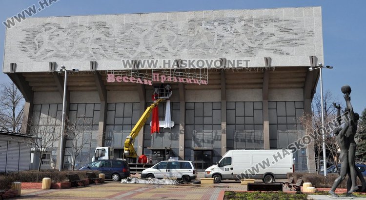 Мартеница украси Водната кула в Димитровград