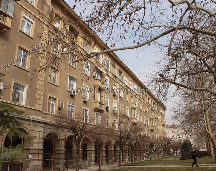 Колоните на този блок днес бяха опасани със скеле, а работници на фирмата - изпълнител поставяха надписи и табели