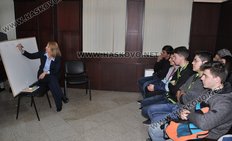 Съдия обяснява на ученици от ФСГ за властите в държавата