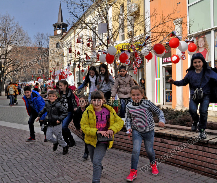 Дърветата в центъра на Хасково грейнаха в бяло и червено