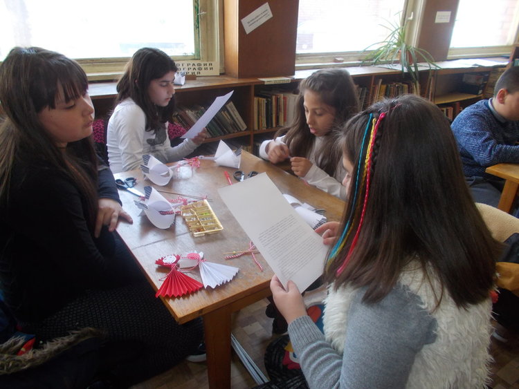 Работилница за мартеници в библиотеката