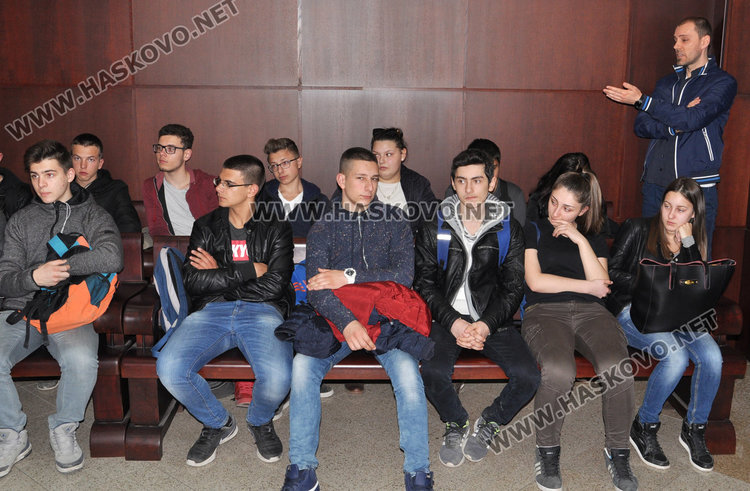 Съдия обяснява на ученици от ФСГ за властите в държавата