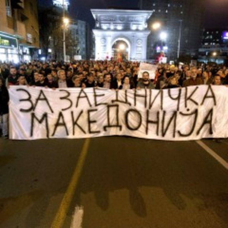 Хиляди се вдигнаха в Скопие против узаконяване на албанския