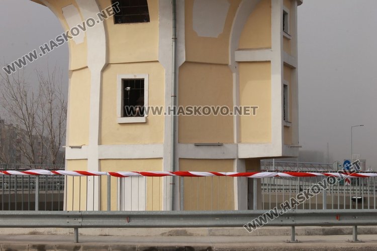 Мартеницата е около мантинелата на Водната кула