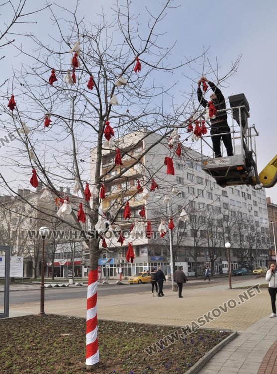Мартеница украси Водната кула в Димитровград