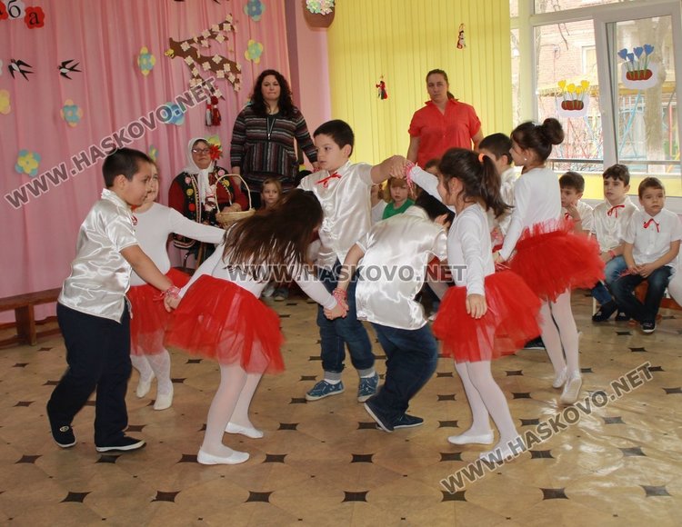 Баба Марта раздаде 1 400 мартеници на димитровградските деца 