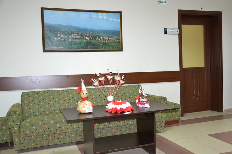 Изложба от мартеници в общинската администрация в Момчилград