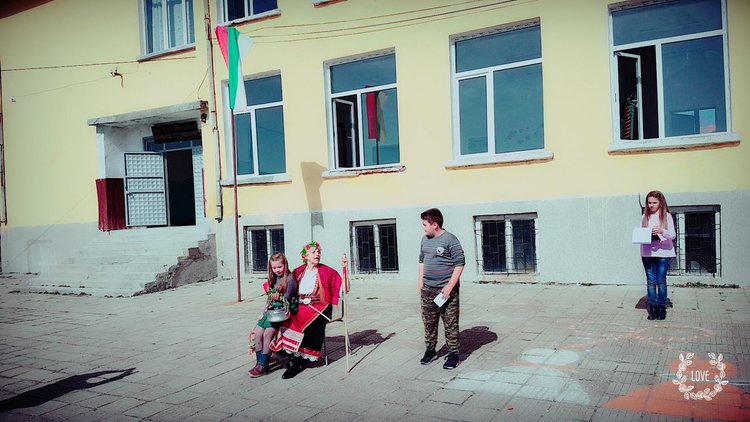   Учениците в Конево посрещнаха Баба Марта,прескачаха огън за здраве