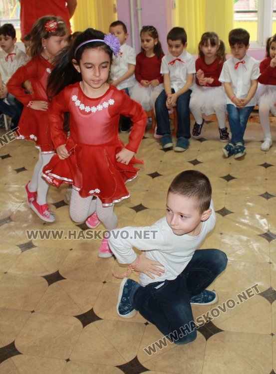 Баба Марта раздаде 1 400 мартеници на димитровградските деца 