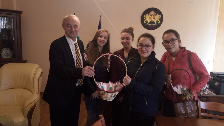 Деца дариха областния управител с мартеници