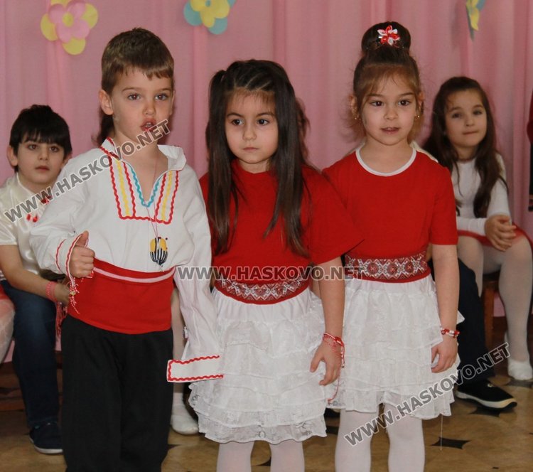 Баба Марта раздаде 1 400 мартеници на димитровградските деца 