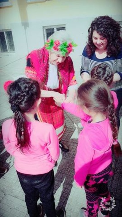   Учениците в Конево посрещнаха Баба Марта,прескачаха огън за здраве