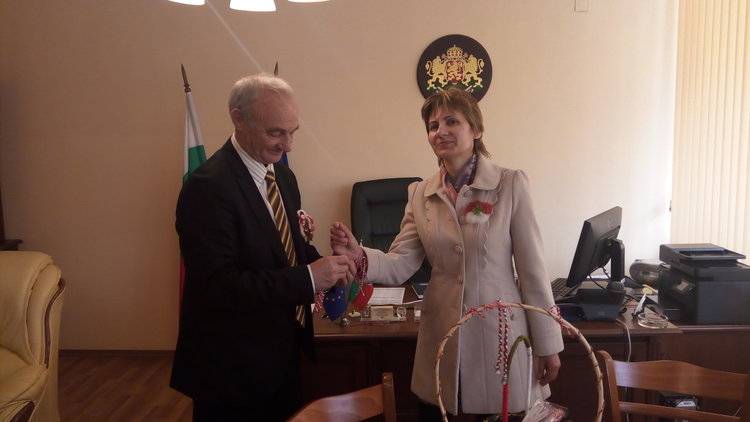 Деца дариха областния управител с мартеници