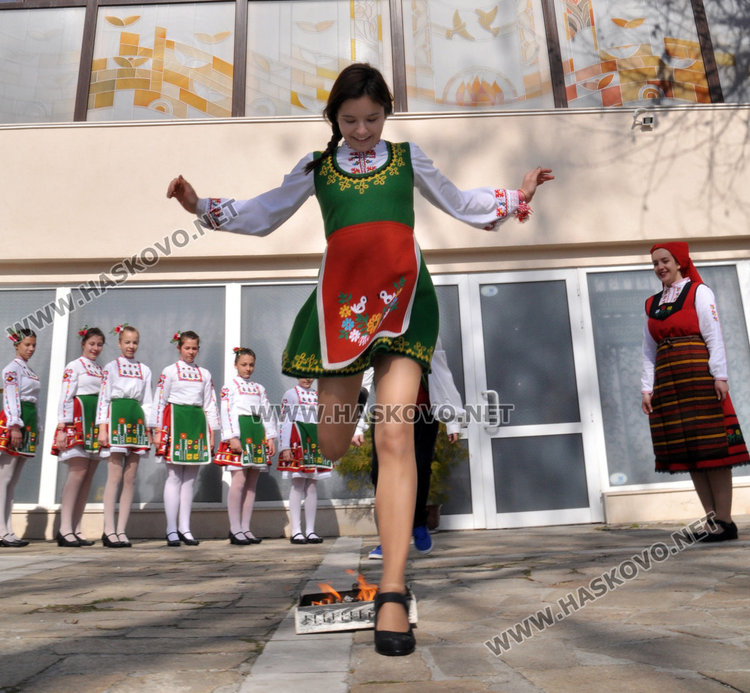 Баба Марта прогони злините пред Младежкия