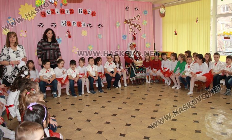 Баба Марта раздаде 1 400 мартеници на димитровградските деца 