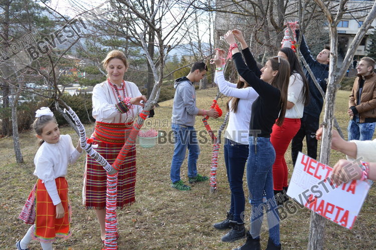 Над 500 мартеници изработиха и подариха децата от ОДК на смолянчани