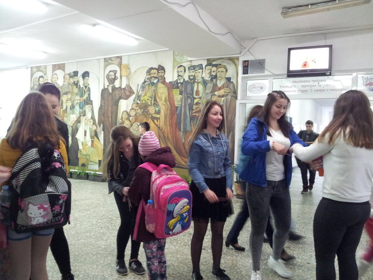 Паисиевци закичиха с мартенички своите съученици и учители в ранното утро