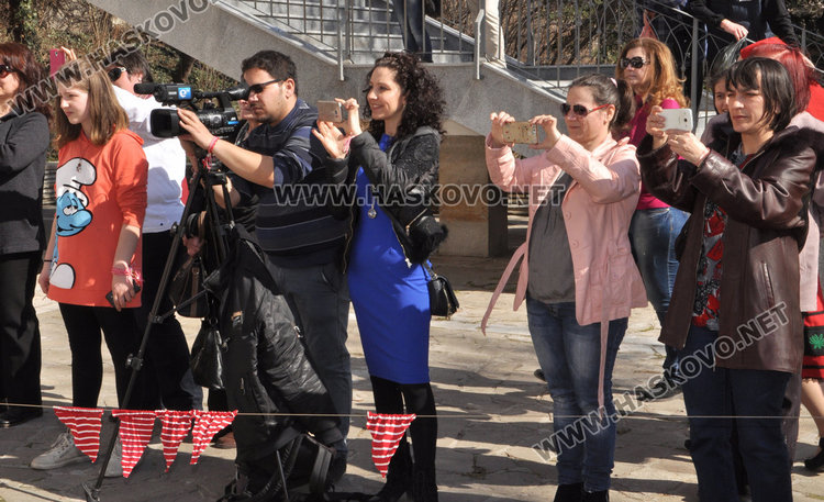 Баба Марта прогони злините пред Младежкия