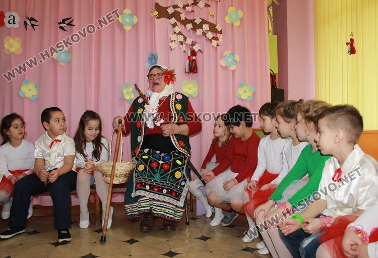 Баба Марта раздаде 1 400 мартеници на димитровградските деца 