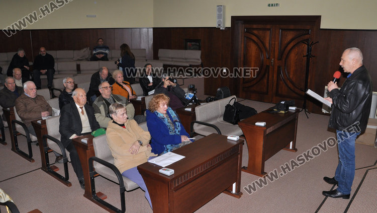 Иван Митев чете словото си за Иван Николов