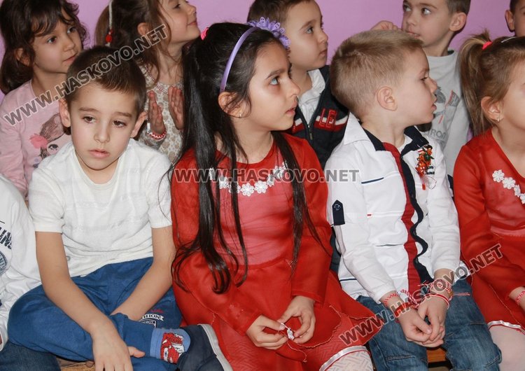 Баба Марта раздаде 1 400 мартеници на димитровградските деца 