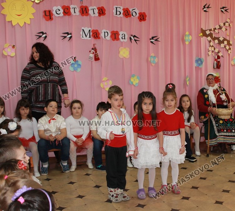 Баба Марта раздаде 1 400 мартеници на димитровградските деца 