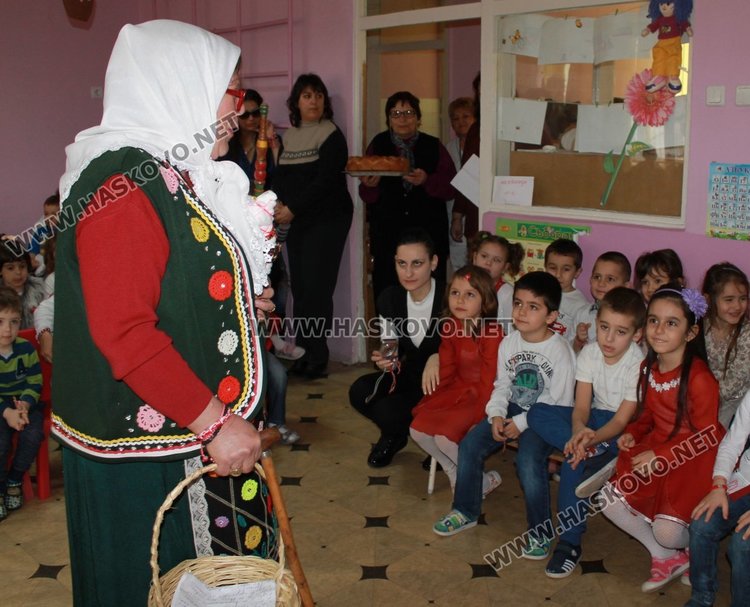 Баба Марта раздаде 1 400 мартеници на димитровградските деца 