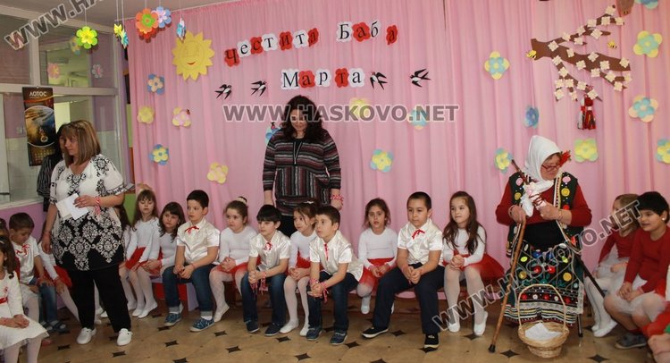 Баба Марта раздаде 1 400 мартеници на димитровградските деца 