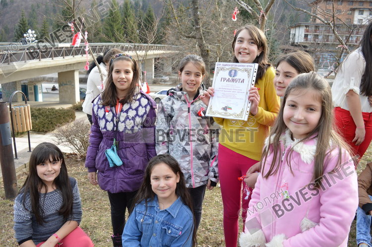Радостта за Александра Николова от 4 клас към клуб Краезнание беше двойна-тя получи отличието на за авторско стихотворение от конкурса посветен на Васил Левски 