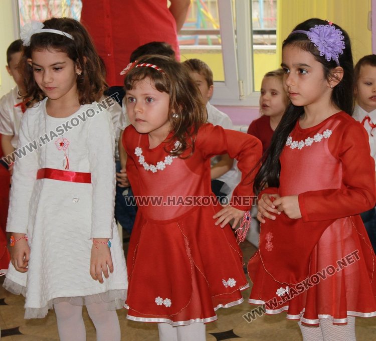 Баба Марта раздаде 1 400 мартеници на димитровградските деца 