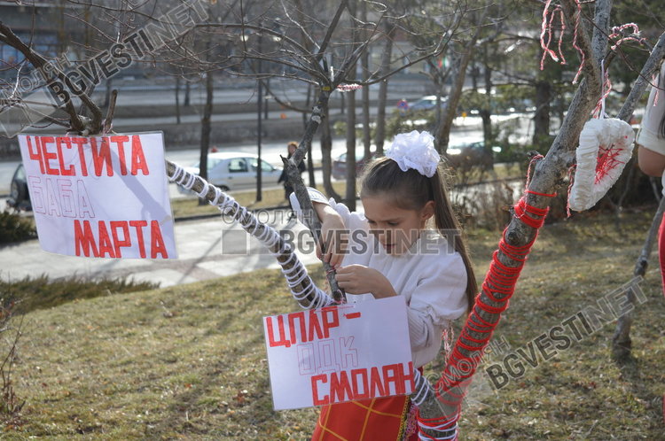 Над 500 мартеници изработиха и подариха децата от ОДК на смолянчани