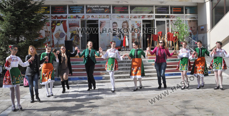 Баба Марта прогони злините пред Младежкия