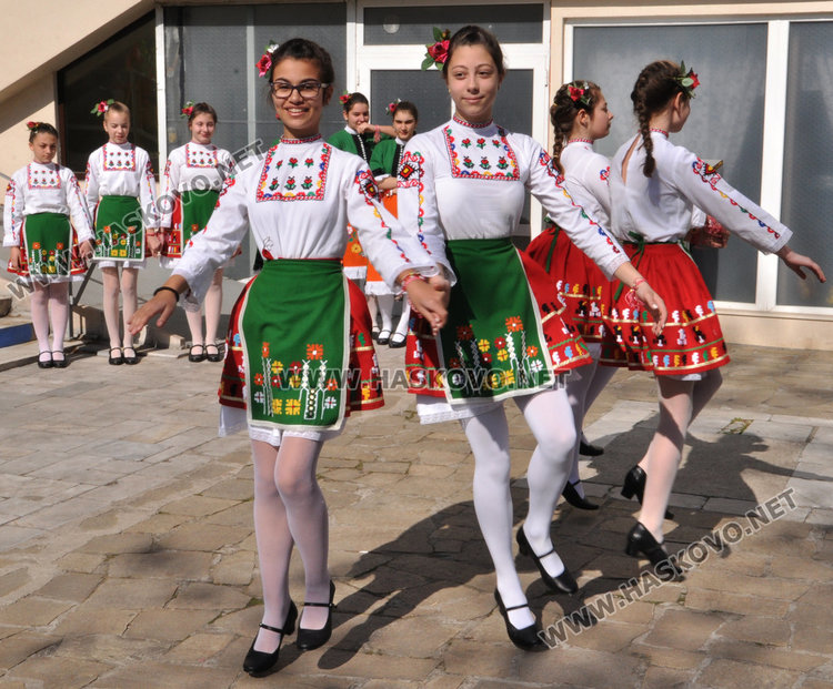 Баба Марта прогони злините пред Младежкия