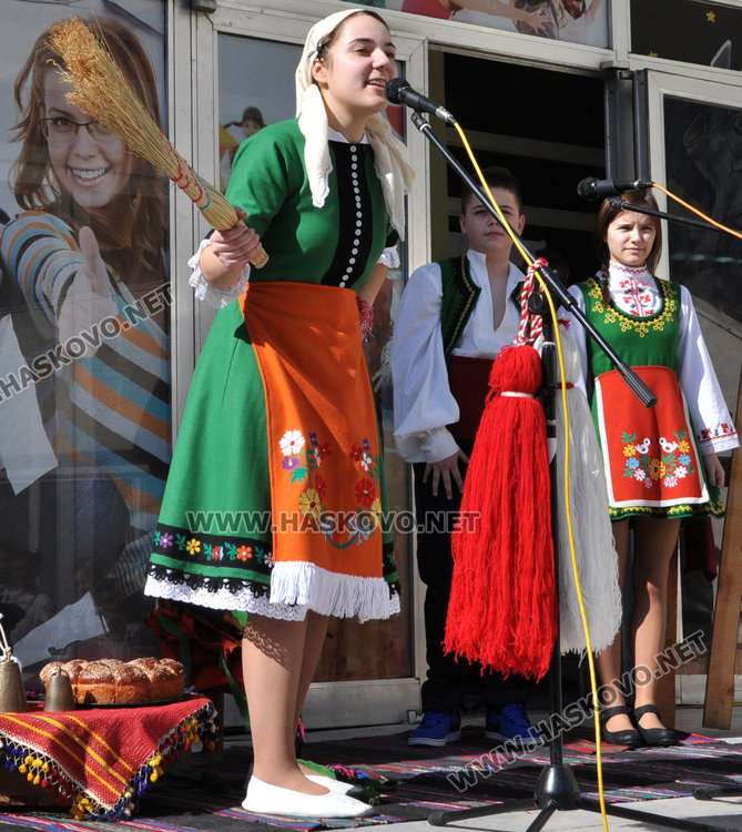 Баба Марта прогони злините пред Младежкия