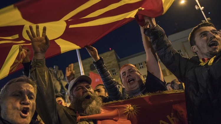 Втори ден недоволство в Македония срещу признаването на албанския език 