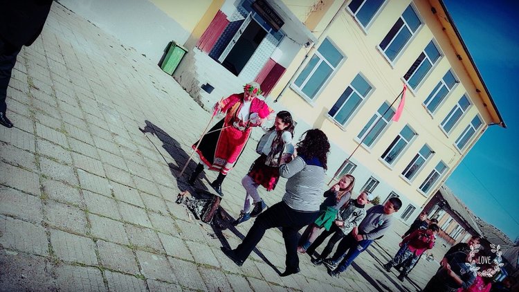   Учениците в Конево посрещнаха Баба Марта,прескачаха огън за здраве