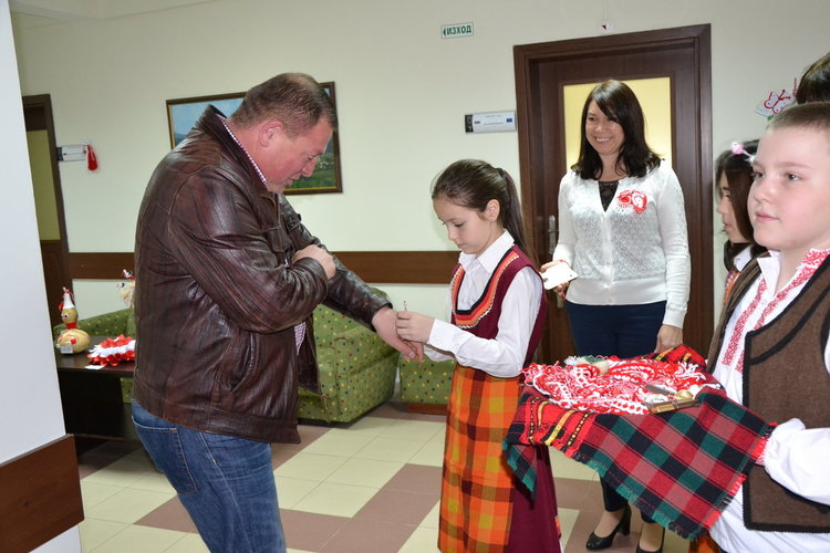 Малчугани с носии закичиха с мартеници общинарите в Момчилград