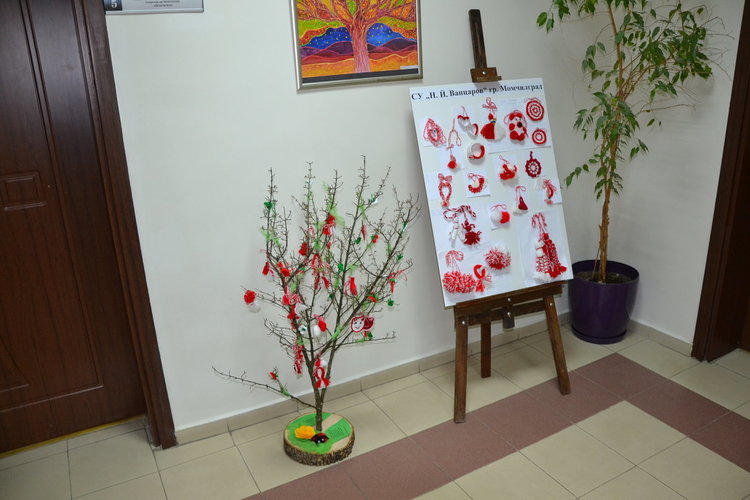 Изложба от мартеници в общинската администрация в Момчилград