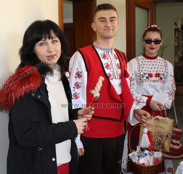 Баба Марта, Пижо и Пенда вързаха мартенички на общинарите