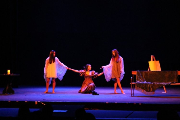 Снимката е илюстративна, но е от поредната успешна изява на учениците на ПГПЧЕ