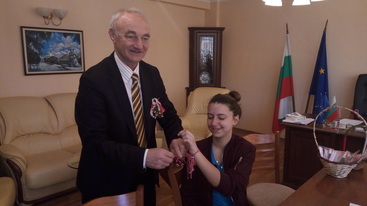 Деца дариха областния управител с мартеници