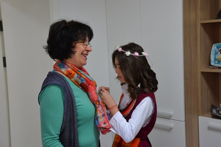 Малчугани с носии закичиха с мартеници общинарите в Момчилград